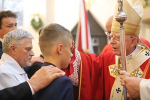 arcybiskup udziela bierzmowania